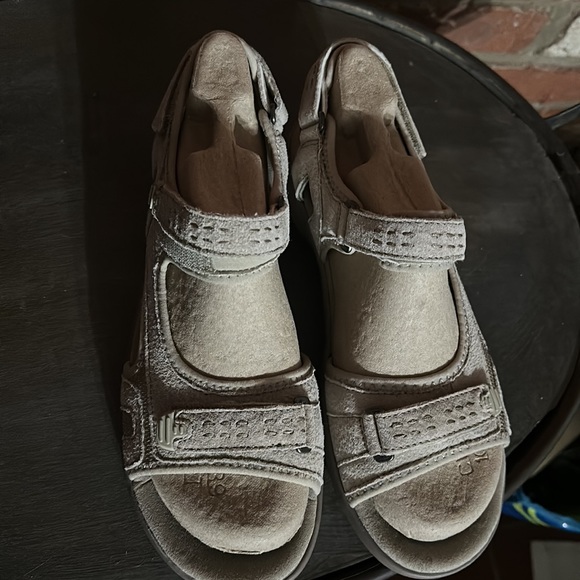 New Clark leather sandals with Velcro size 10 womens - Picture 3 of 5